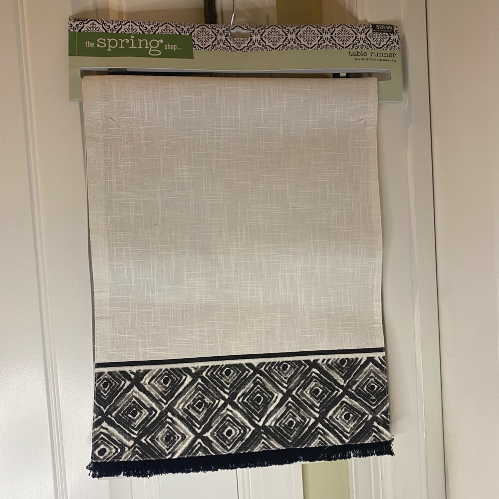 THE SPRING SHOP - Table Runner